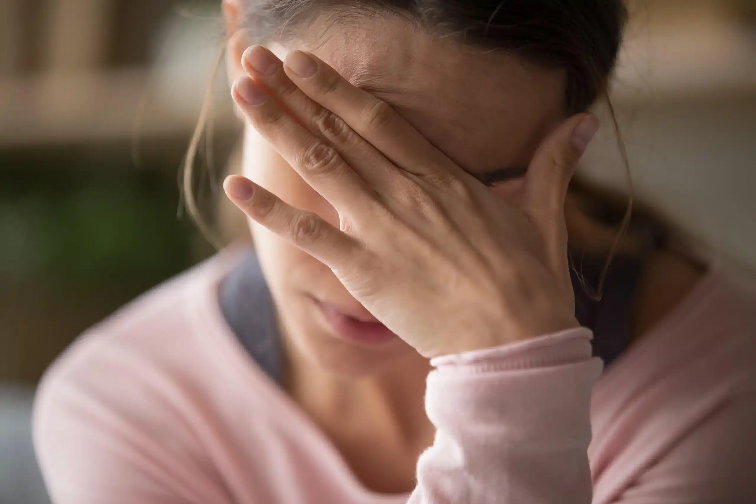 How to calm physical anxiety symptoms — breathing techniques, grounding tools and compassionate observation