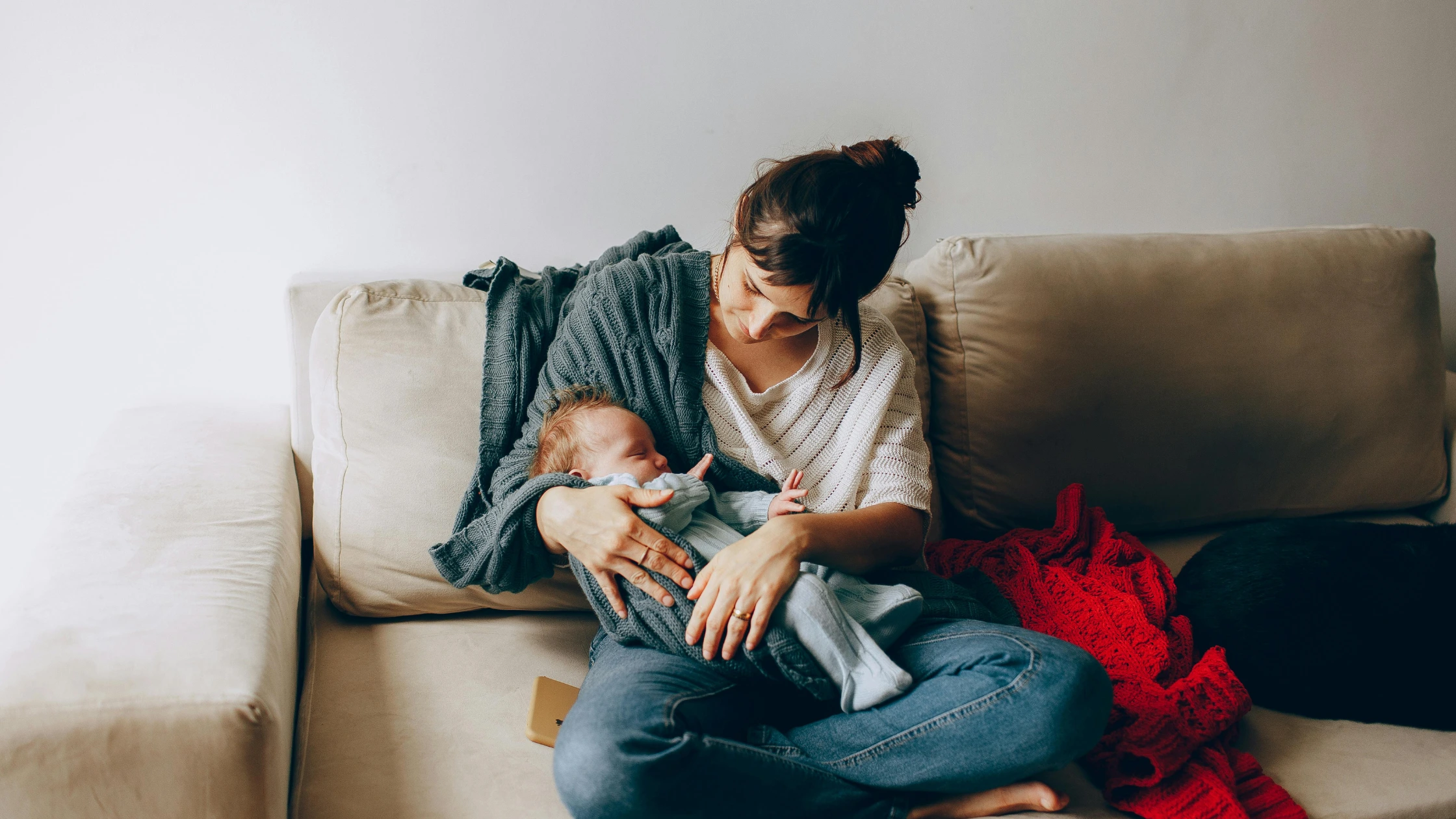 Overwhelmed new mum — why motherhood feels hard in the beginning and how to start with the bare minimum