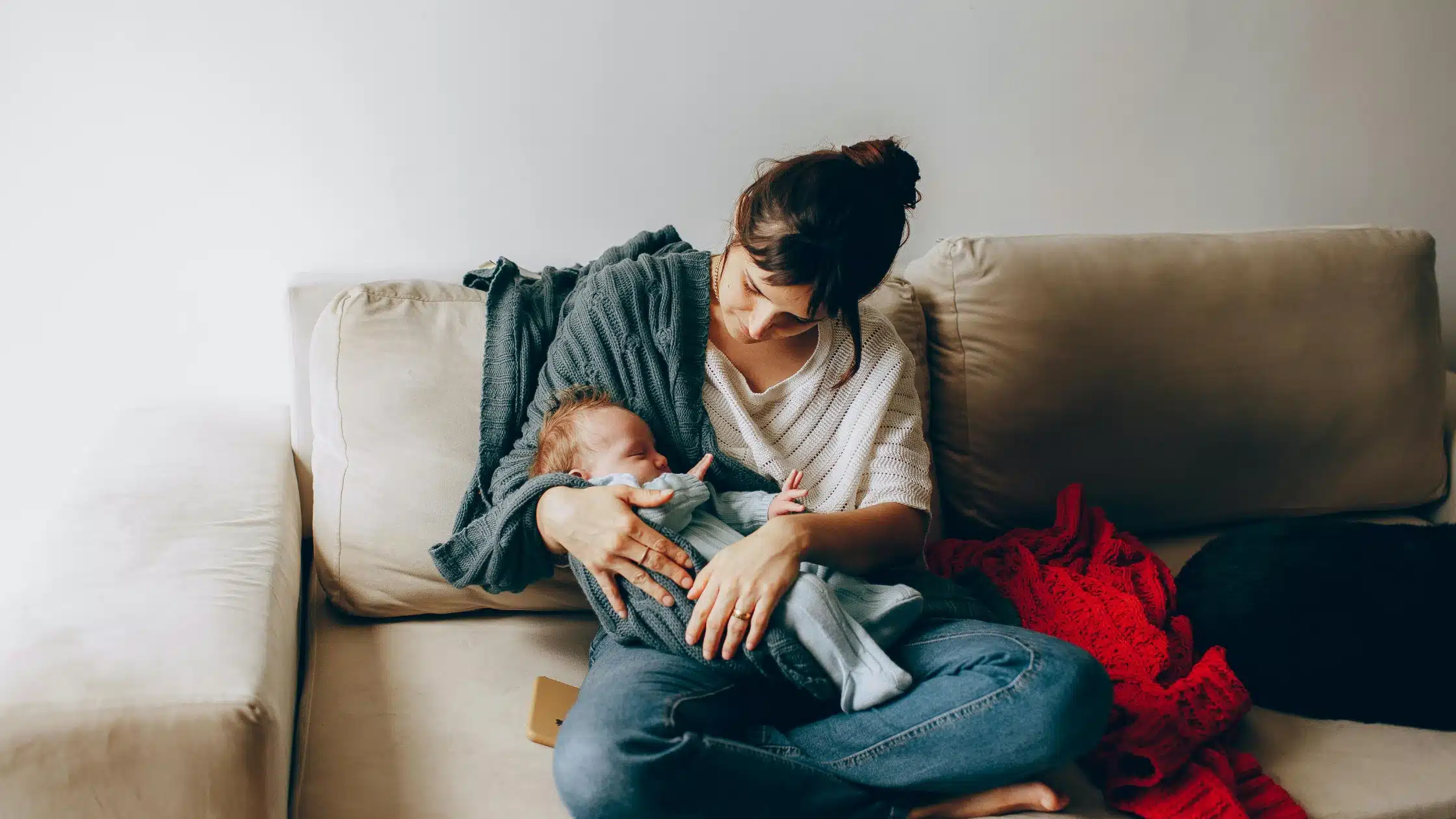 Overwhelmed new mum — why motherhood feels hard in the beginning and how to start with the bare minimum